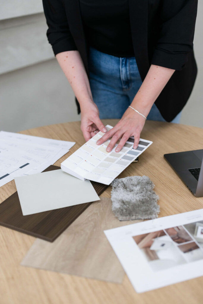 Handen rangschikken stalen en tekeningen voor interieur masterplan