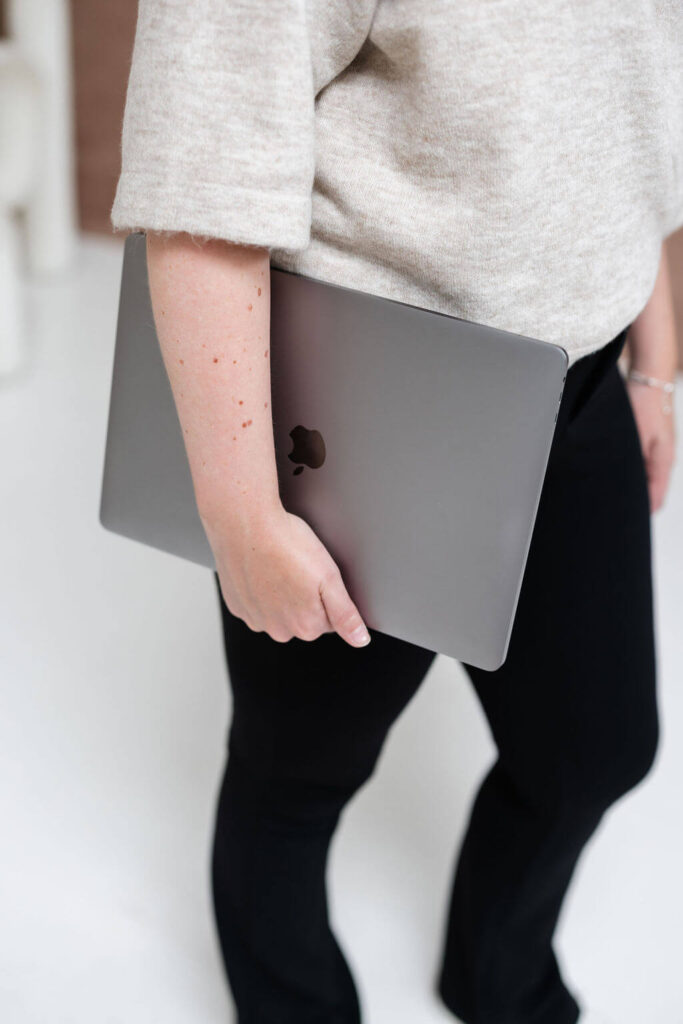 Interieurontwerper loopt met laptop in de hand tijdens full service traject