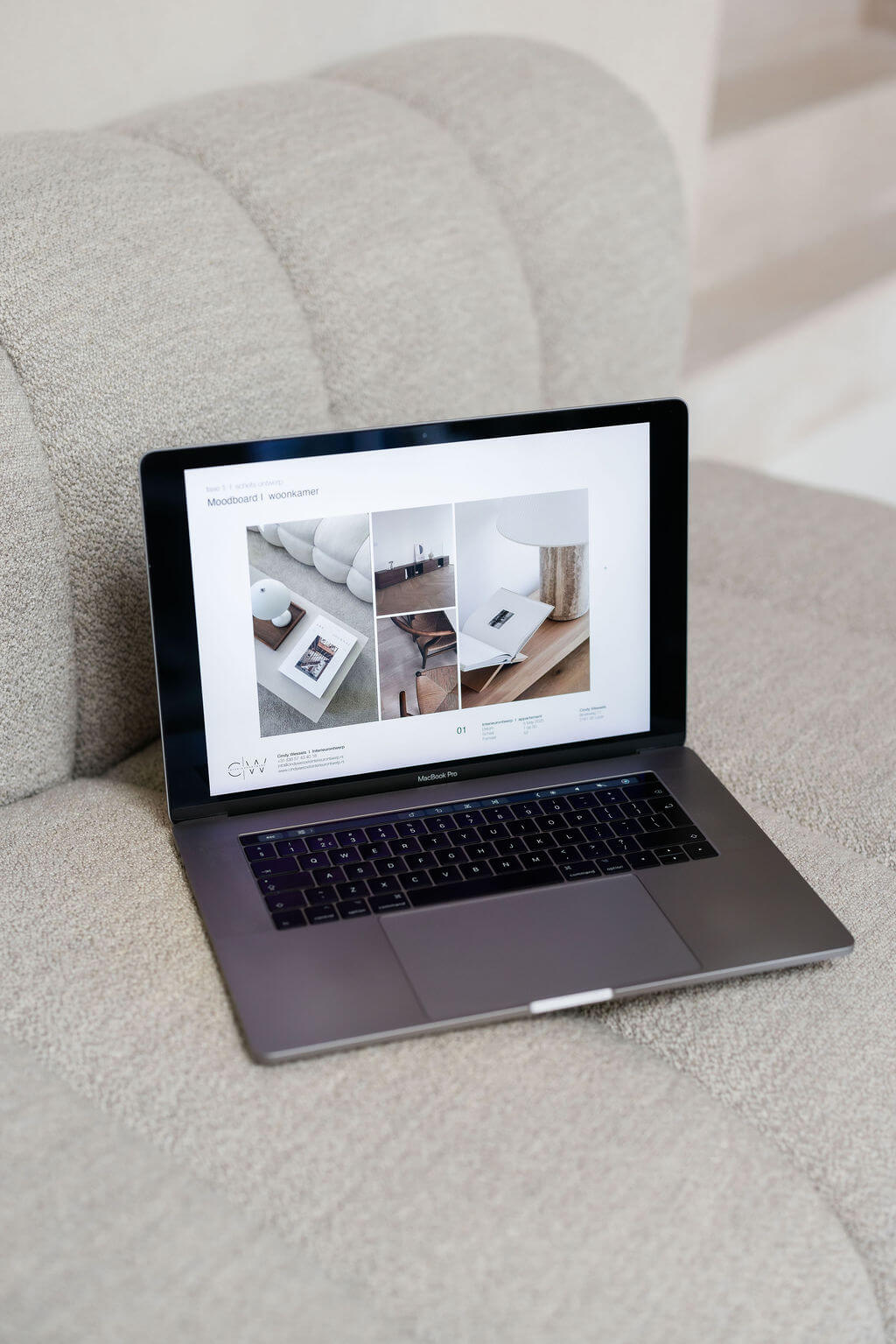 Openstaande laptop met moodboard voor interieurontwerp