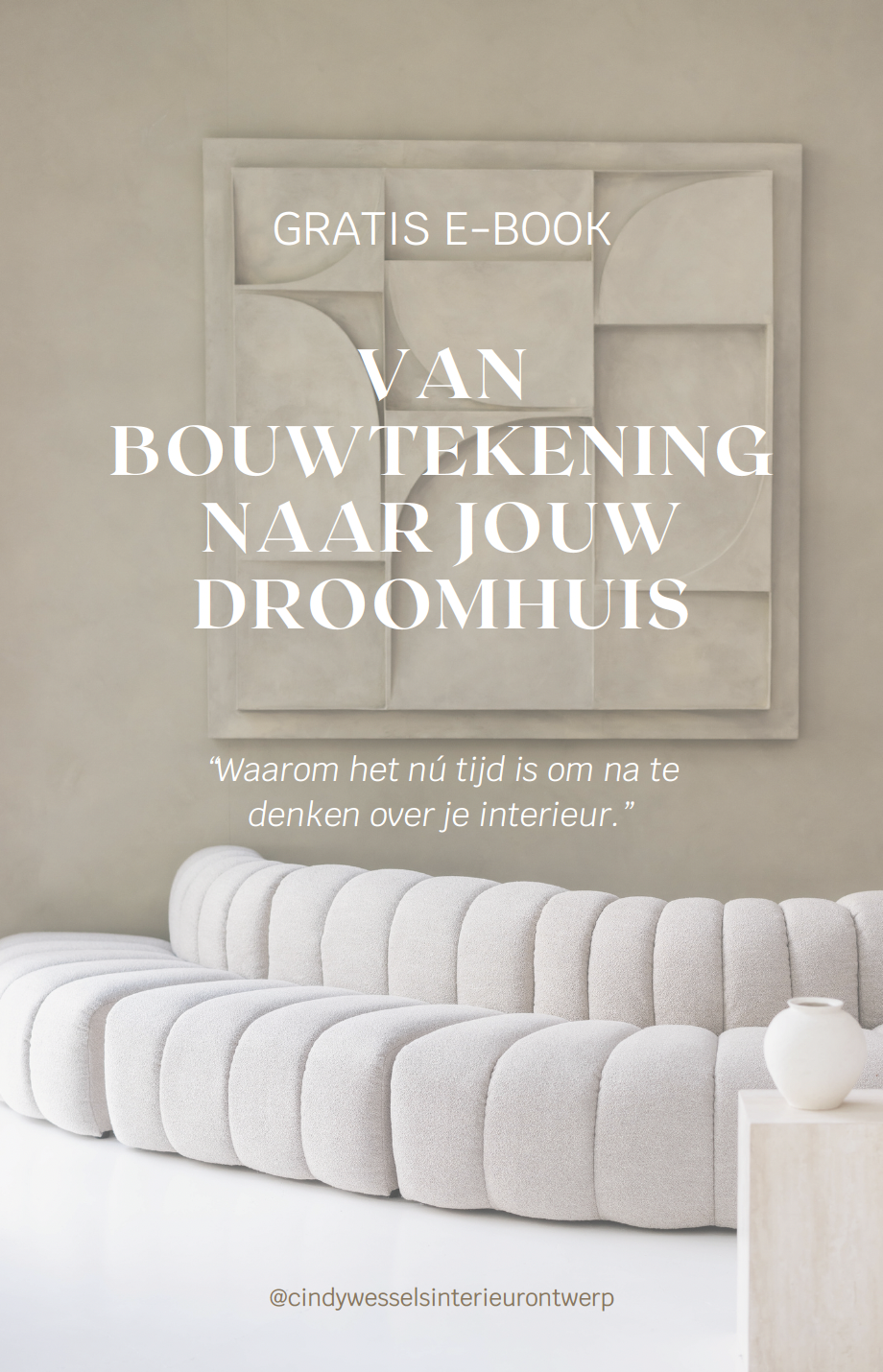 een witte bank in een ruimte met de tekst van bouwtekening naar jouw droomhuis